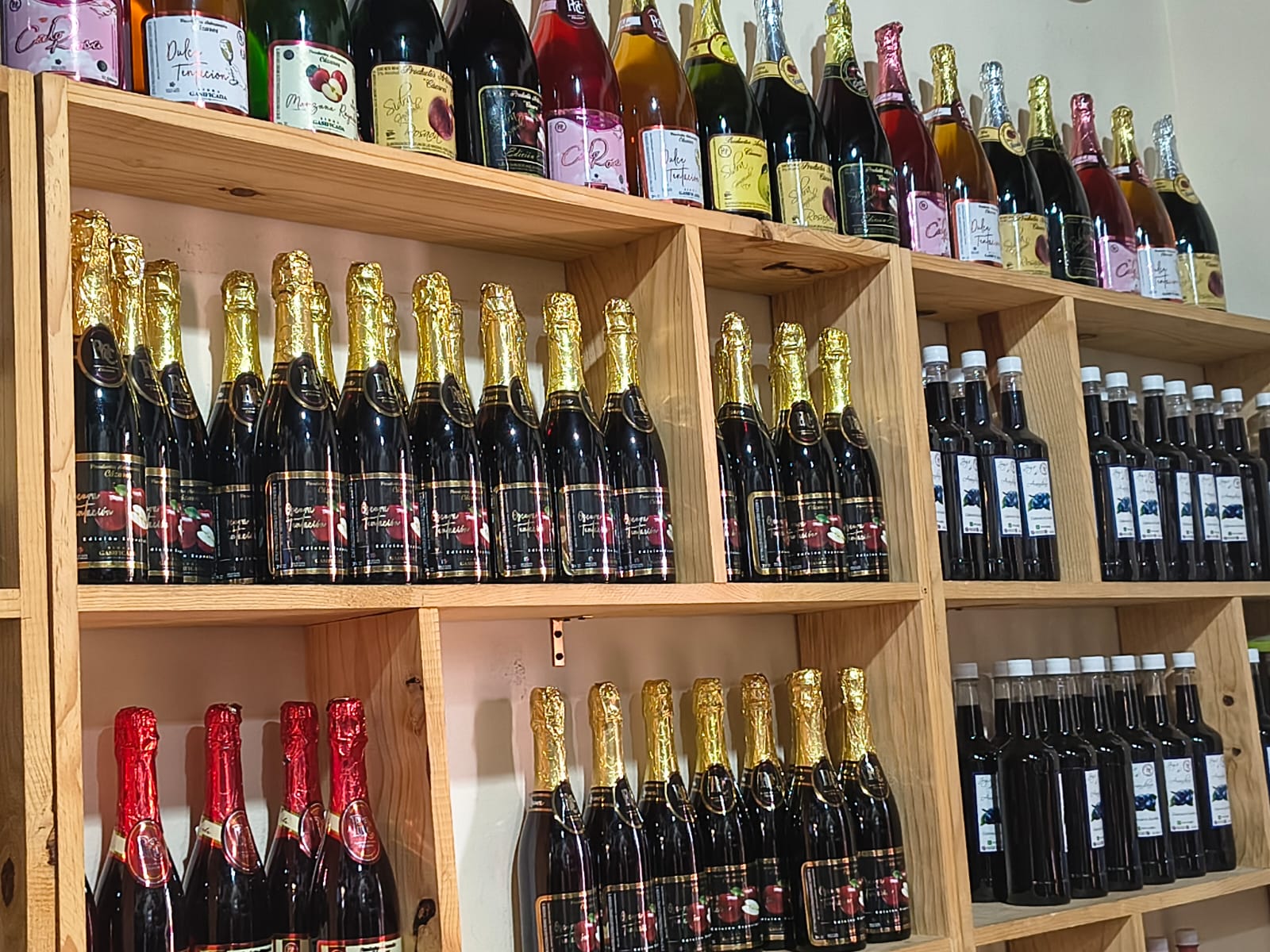 Repisa con botellas de Sidra y vino artesanal de Zacatlan de las maanzanas