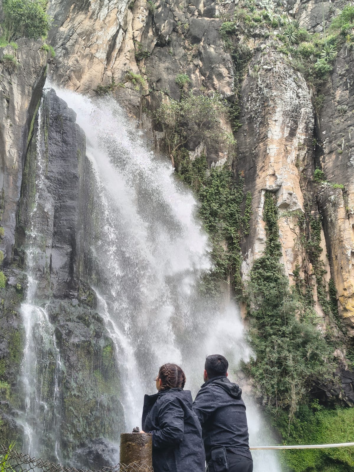 Personas admirando cascada Quetzalapa, puebla